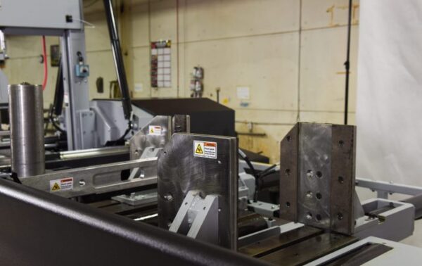 V-18APC-machine-has-four-full-stroking-hydraulic-vises-700x441 V-18APC-machine-has-four-full-stroking-hydraulic-vises-700x441