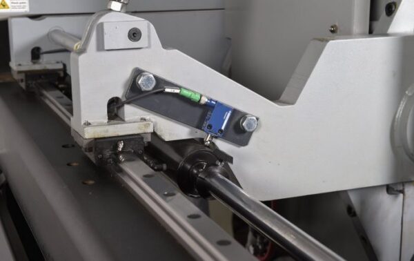 v-25-head-moves-on-linear-rails-700x441 v-25-head-moves-on-linear-rails-700x441