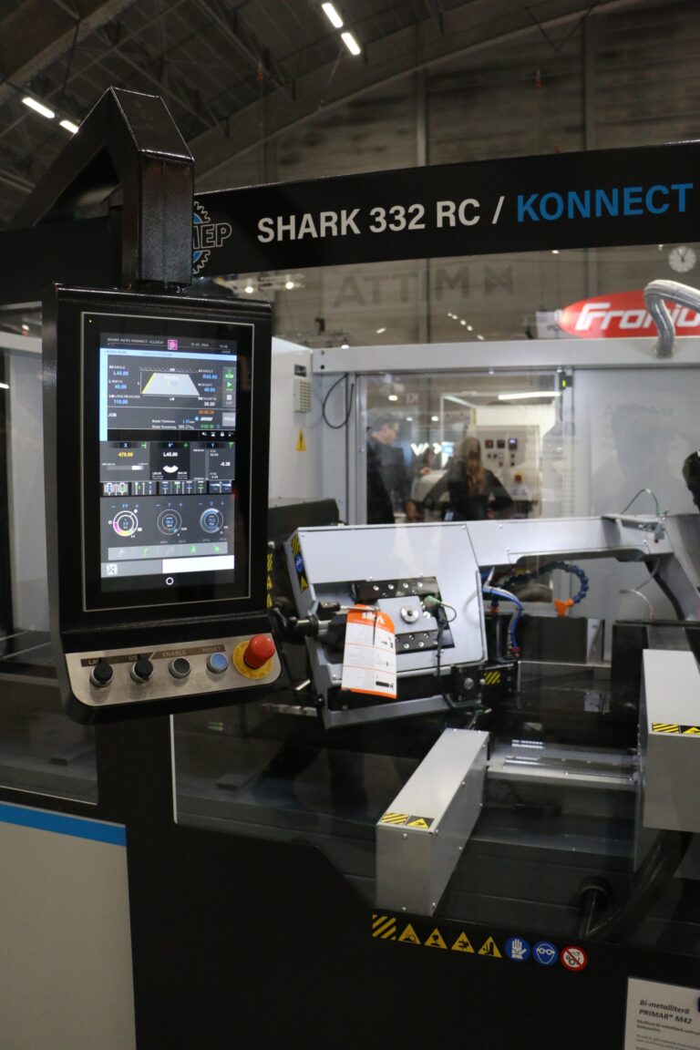 Uusi MEP SHARK 332 RC KONNECT herätti mielenkiintoa Konepaja-messuilla – Kustannustehokas ja entistä turvallisempi automaattisaha monipuolistaa kulmiin sahaavien koneiden valikoimaa